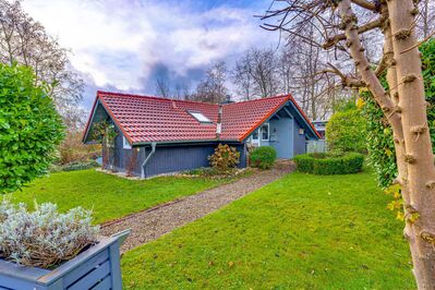 Strandnahes Ferienidyll an der Flensburger Förde: Skandinavisches Holzhaus auf großem Grundstück!