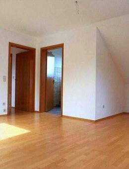 Top renovierte 2-Zimmer-Dachgeschosswohnung mit separater Küche in Nürnberg-Fischbach - Nürnberg