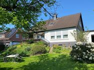 1-Familienwohnhaus mit Terrasse und 2 Garagen in ruhiger Wohnlage von Stadtoldendorf - Stadtoldendorf