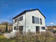 Junges EFH in ruhiger, sonniger Ortsrandlage mit traumhaft gestalten Außenanlagen (Wfl. 170 m² / Grund 703 m²) - Zeil (Main)