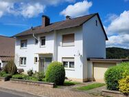 GUT GESCHNITTEN!!! Attraktives Zweifamilienhaus mit Garage und schönem Grundstück - Kirchheim (Hessen)
