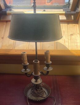 Dreiarmige französische Bouillotte-Lampe aus Messing mit grünem Schirm. - Eckental
