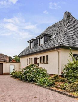 Solides Ein-Zweifamilienhaus mit Doppelgarage und großem Garten in Bremen-Lüssum - Bremen