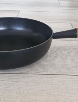 Le Creuset Gusseisen Bratpfanne mit Holzgriff, Schwarz 28 cm - Bad Bederkesa
