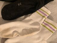 Getragene Socken aus dem Stall oder dem Gym - Plüderhausen