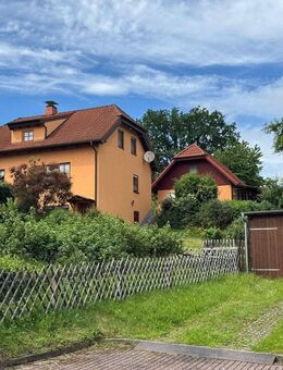 Einfamilienhaus mit großem Grundstück in Alleinlage mit Einliegerwohnung und 3 Garagen - Lippersdorf-Erdmannsdorf