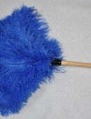 Straußenfedernstaubwedel small mit Naturfedern, blau eingefärbt in 63739