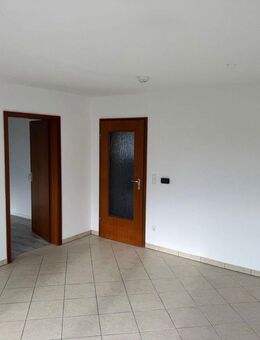 Top-sanierte 2-Zimmer-Dachwohnung mit Balkon & Tiefgarage - Ideal für Berufstätige in Gunzenhausen - Gunzenhausen