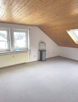 ** * Sofortbezug Frei: Schöne DG-WHG in kleinen MFH Haus in Erlangen Ost / Buckenhofen / bei Spardorf, gemütlich und in sehr ruhigen in 30 km/h Lage - Buckenhof