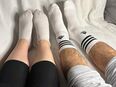 Paar mit intensiv duftenden Socken in 50667