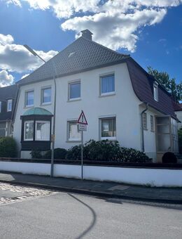 Charmante Villa mit Einliegerwohnung und Gewerbeeinheit in beliebter Wohnlage von Helmstedt - Helmstedt
