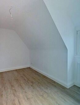 **Renovierte 3-Zimmer-Dachgeschosswohnung mit modernem Duschbad und Wohnküche** - Erlenbach (Main)