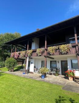 Attraktives Wohnhaus Nähe Traunstein mit 970 m2 Gartengrundstück - Einliegerwohnung und Doppelgarage - Surberg