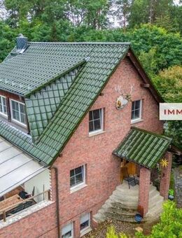 IMMOBERLIN.DE - Überzeugend gebautes Haus mit Einliegerwohnung, Garage & 4,1 Hektar Waldfläche in ländlicher Lage - Werneuchen