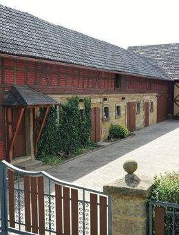 TRAUMHAFTER MÄRCHEN DREISEITENHOF + WOHNHAUS + WOHNUNG (18 PFERDEBOXEN MÖGLICH) oder BAUTRÄGEROBJEKT FÜR WOHNUNGSBAU oder GASTRO FACHWERK REITERHOF - Itzgrund