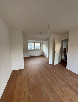 zentrale Lage, 5 Zimmer, 2 sonnige Balkone, neues Bad, komplett saniert - Oberursel (Taunus)