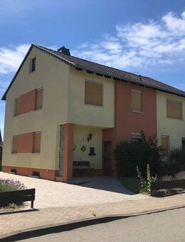 Großes Einfamilienfamilienhaus mit Einliegerwohnung und 2 Garagen - Helmstedt