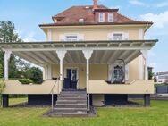 Neuwertige Stadtvilla mit Garten und großer Garage - Bad Camberg