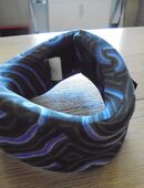 Halskrause- Halsstütze schwarz/blau gemustert Gr. L Klettverschluss in 94447