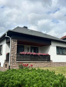 CHARMANTES EINFAMILIENHAUS IM BUNGALOW-STIL MIT GARAGE, SWIMMIN-POOL, SAUNA UND SCHÖNEM GRUNDSTÜCK - Burgstädt