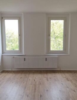 Renovierte 2-Zimmer-Wohnung im Dachgeschoss zu vermieten! - Duisburg