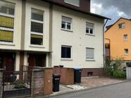 2-3 Familienwohnhaus in ruhiger Wohnlage mit 2 Garagen u. 3 Stellpl., Balkon, Terrasse u. Garten. - Pforzheim