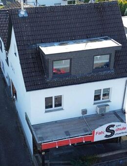Sehr gut vermietetes Kapitalobjekt zentral in Neunkirchen mit 4 Wohn-/ Geschäftseinheiten. - Neunkirchen-Seelscheid