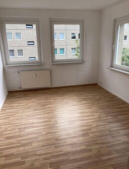 Groß und Klein sind hier daheim. Schnell bezahlbare 4-Raum-Wohnung mit Wanne und Balkon sichern. - Gera