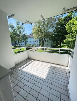 // tolle helle 3 Zimmer Wohnung im 1. OG mit Dusche // - Duisburg