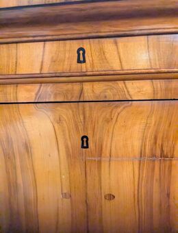 Antiker Biedermeier-Kleiderschrank mit Nussbaumfurnier – charmantes Originalstück - Regensburg