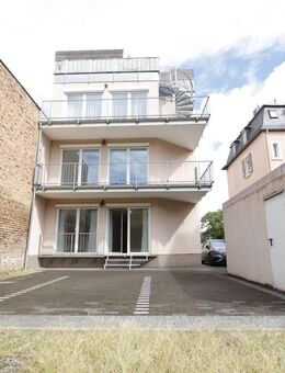 Zentral gelegenes Dreifamilienhaus mit großer Dachterrasse und drei Stellplätzen - Frankfurt (Main)