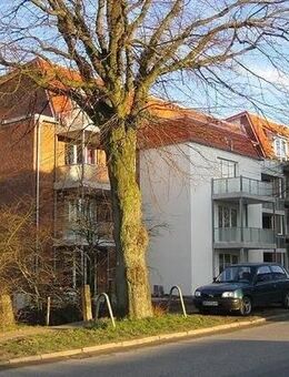 3-Zi. DG-Wohnung mit Balkon, Personenaufzug vorhanden. Achtung! Dringend erforderlich: aussagekräftige Bewerbung mit Telefonnummer! - Kiel