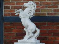 Pferd auf Sockel - 140 cm - Massivstein - Heek