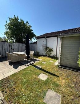 Schöne 2,5 Zimmer-Gartenwohnung auf zwei Ebenen mit Garage, EBK und großem Gartenanteil in Hallbergmoos - Hallbergmoos