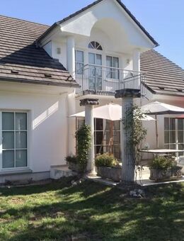 Stilvolles und gepflegtes Einfamilienhaus im Villenstil mit Doppelgarage und Terrasse in einem Ortsteil von Theres - Theres