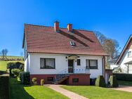 EINFAMILIENHAUS MIT SCHÖNEM, GROßEM GRUNDSTÜCK, 2 BÄDERN, GARAGE UND KELLER - Bad Wünnenberg