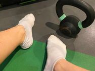 Im Fitnessstudio getragene Socken (weiße Sneacker) - Köln