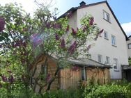 Sofort frei! 2- bis 3-Familienhaus in schöner Wohnlage mit Terrasse, Balkon, Pergola & zwei Garagen - Dettingen (Teck)