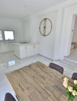 Modern, hell, besonders: Einfamilienhaus mit stilvollem Anbau und moderner Ausstattung - Nersingen