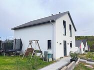 Neuwertiges Einfamilienhaus (Baujahr 2021) mit moderner Ausstattung, 119 m² Wohnfläche, 528 m² Grundstücksfläche, Energieeffizienzklasse B - Wachenroth
