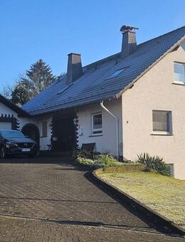 Schöne 3ZKB Dachgeschosswohnung mit Gartennutzung, einer Garage sowie einem Aussenstellplatz - Reiskirchen