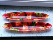 2 Glas Schalen ca. 41x8,5x2,5 cm mit Tomaten-Dekor zus. 4,- - Flensburg