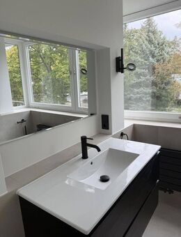 Wohnen im Grunewald, mit drei Zimmern und großem Balkon - EBK, Gerage uvm. - Berlin