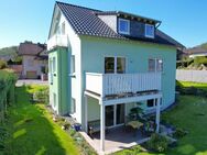 Ruhig gelegenes, freistehendes Haus mit 3 Wohnungen, Terrasse, 2 Balkonen, Garten, Garage und Ausblick in Gerolstein - Gerolstein
