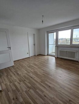 renovierte 1-Zi-Whg. mit EBK im 7. OG mit Aufzug und Balkon in Hof/Saale - Hof