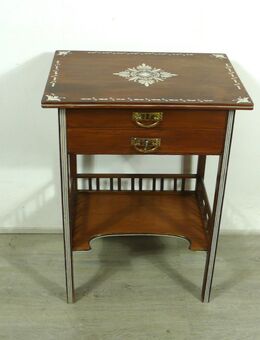Beistelltisch Jugendstil Nähtisch 2 Schubladen 1 Ablage, um 1910, Nußbaum hell + Dekor - Sinzig