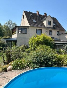 Attraktives Einfamilienhaus mit 8 schönen Zimmern und vielen Garagen in Nossen - Nossen