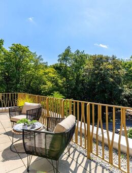 Wohlfühloase am Schlosspark: Elegante, lichterfüllte 3-Zimmer-Wohnung mit Dachterrasse und Parkblick - München