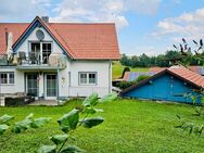 Renditeobjekt mit drei Wohnungen, drei großzügige Carports mit Geräteräumen und großem Garten - Moosthenning