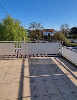 *** MÖCHTEN SIE SONNE? *** Lichtdurchflutete Terrassenwohnung mit Doppelgarage und Halle - Saarbrücken